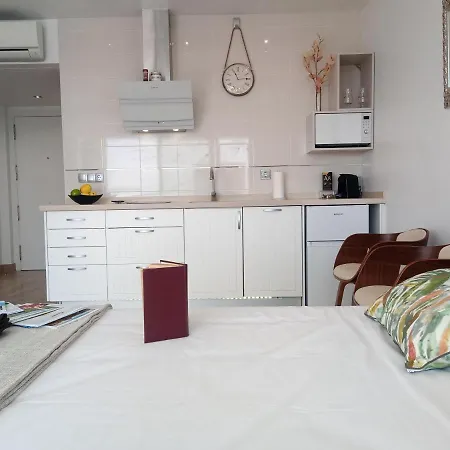 Centre Sea View Apartment *